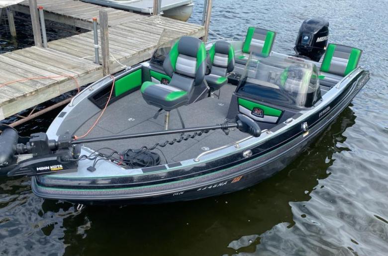Ranger 200HP with 4 pedestal seats and two flip-up seats.